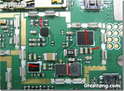 圖中顯示一塊電路板使用這種屏蔽夾(shielding clip)的實例。基本上我們在彎角的地方都設計擺放了一個屏蔽夾，這樣可以讓作業員比較方便安裝屏蔽罩(shielding can)時的對位準確。然后在其他沒有屏蔽夾的地方也設計了一些接地的布線，一來可以稍微提升屏蔽罩的電磁隔絕能力，另一方面也可以為屏蔽夾無效時，馬上可以更改為屏蔽框，而無需要重新設計電路板。