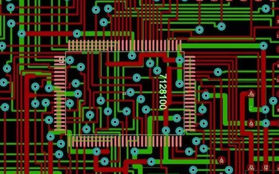 圖1：兩種PCB模型的部分電路。頂圖：傳統設計版本。